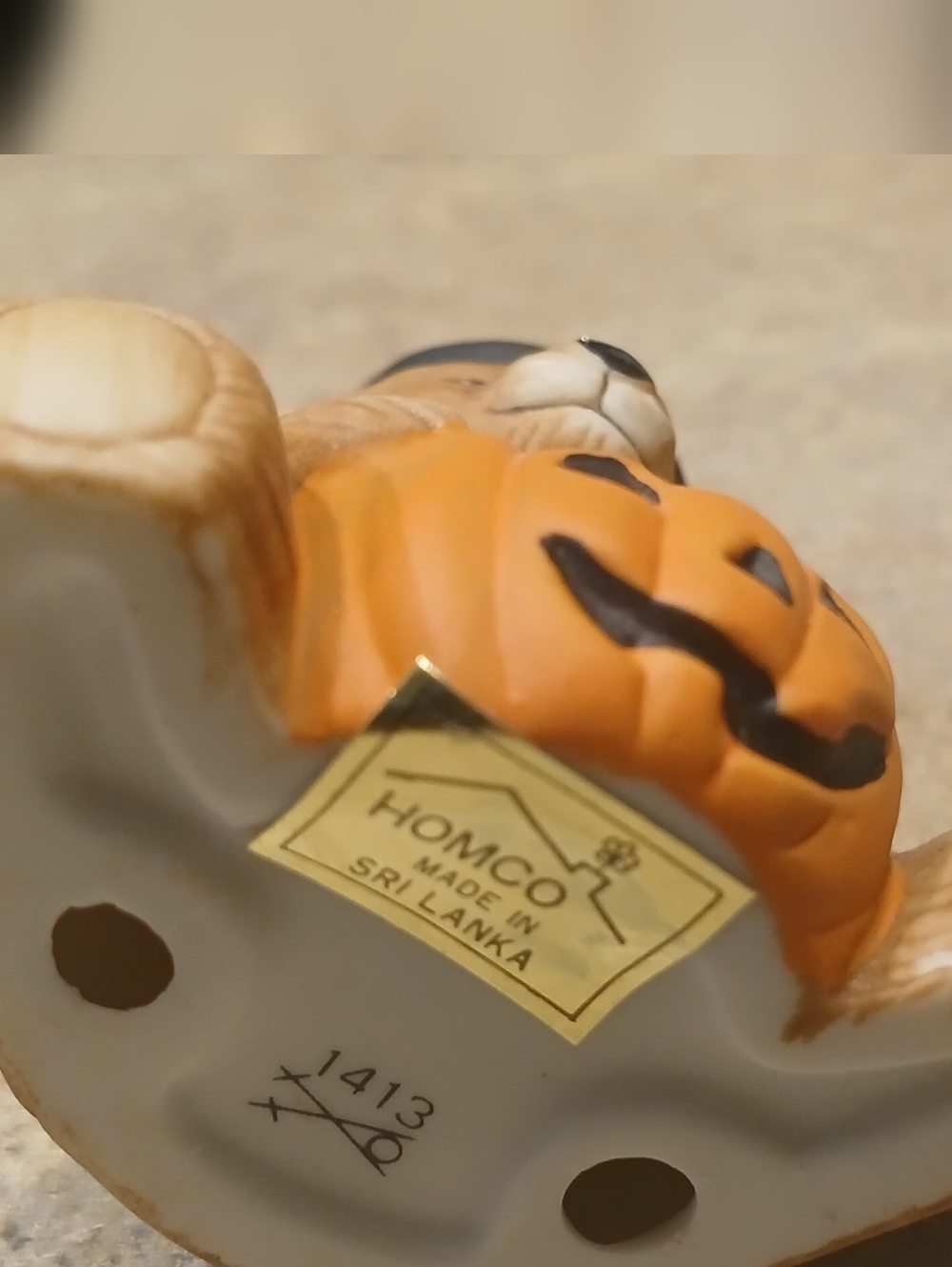 🍂Vintage "October" Bear Figurine - Picture 5 of 5